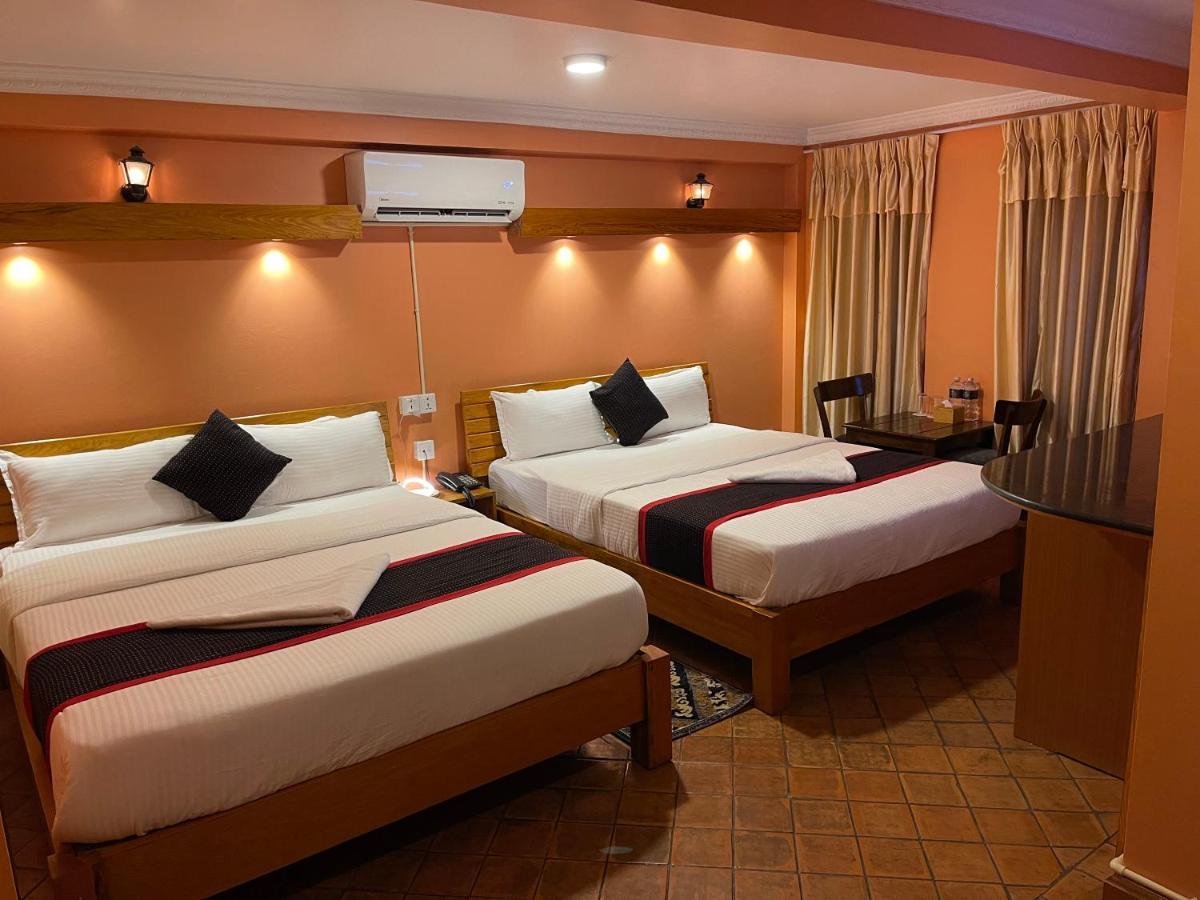 Hotel Empire & Rooftop Restaurant Bhatgoan Exterior photo