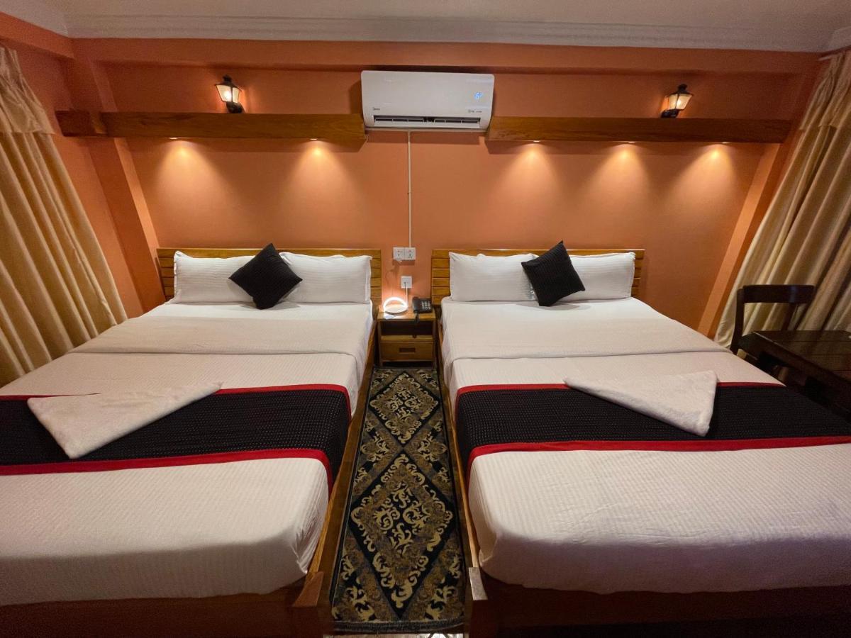 Hotel Empire & Rooftop Restaurant Bhatgoan Exterior photo