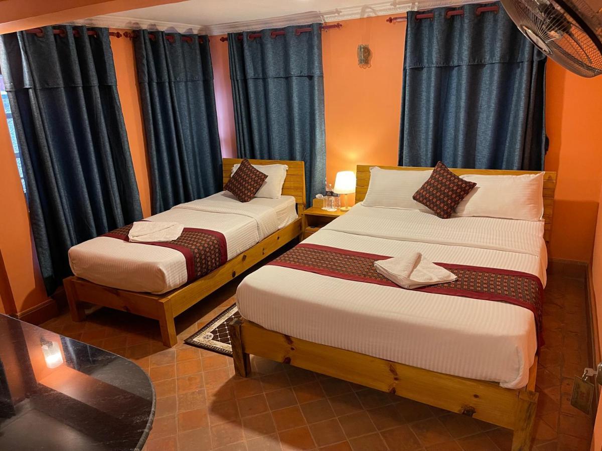 Hotel Empire & Rooftop Restaurant Bhatgoan Exterior photo