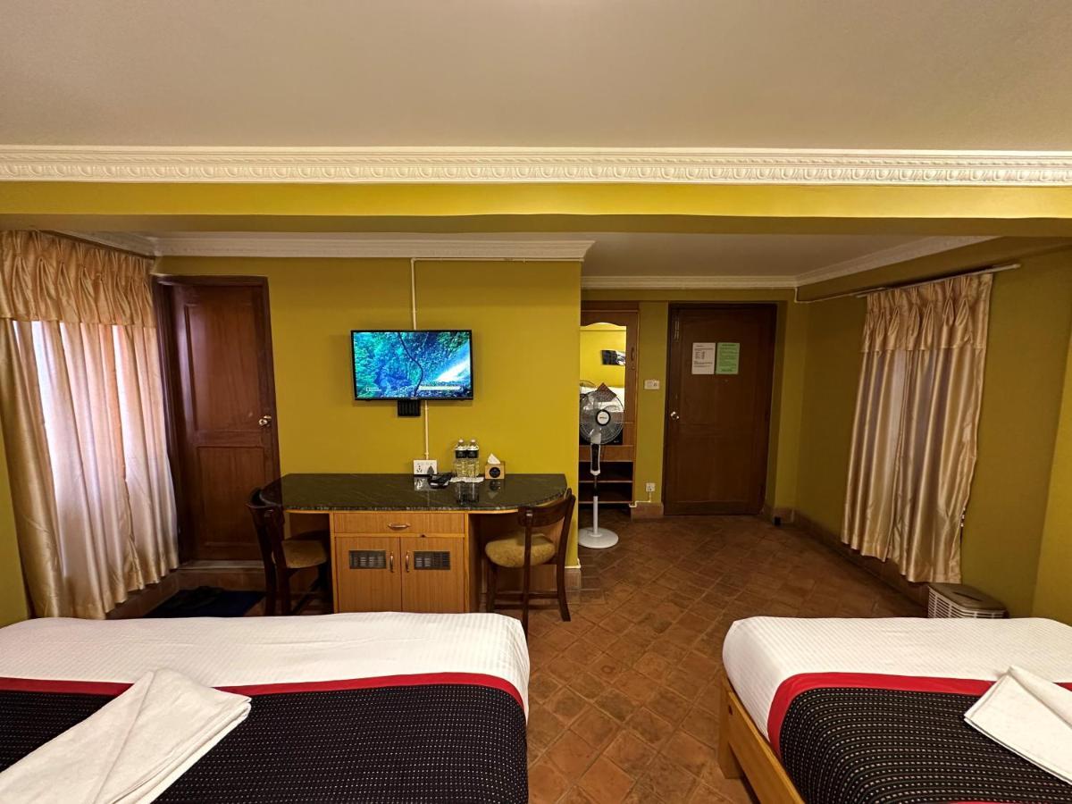 Hotel Empire & Rooftop Restaurant Bhatgoan Exterior photo